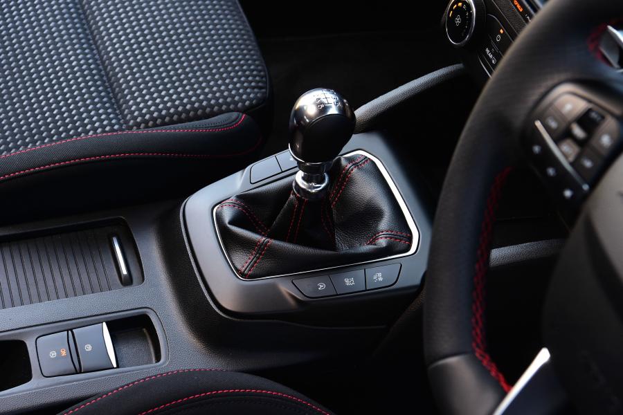 Детали интерьера Ford Focus ST-Line 2018 года  (UK) (фото 42 из 42)